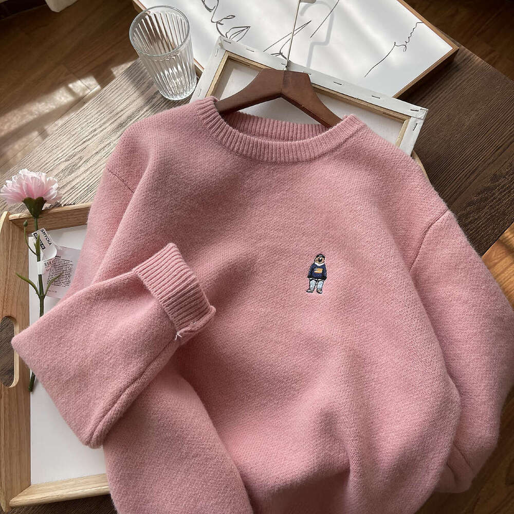 Stir fried thick and bulky large edition loose 2023 winter clothing new product round neck women's embroidered little bear bottom sweater