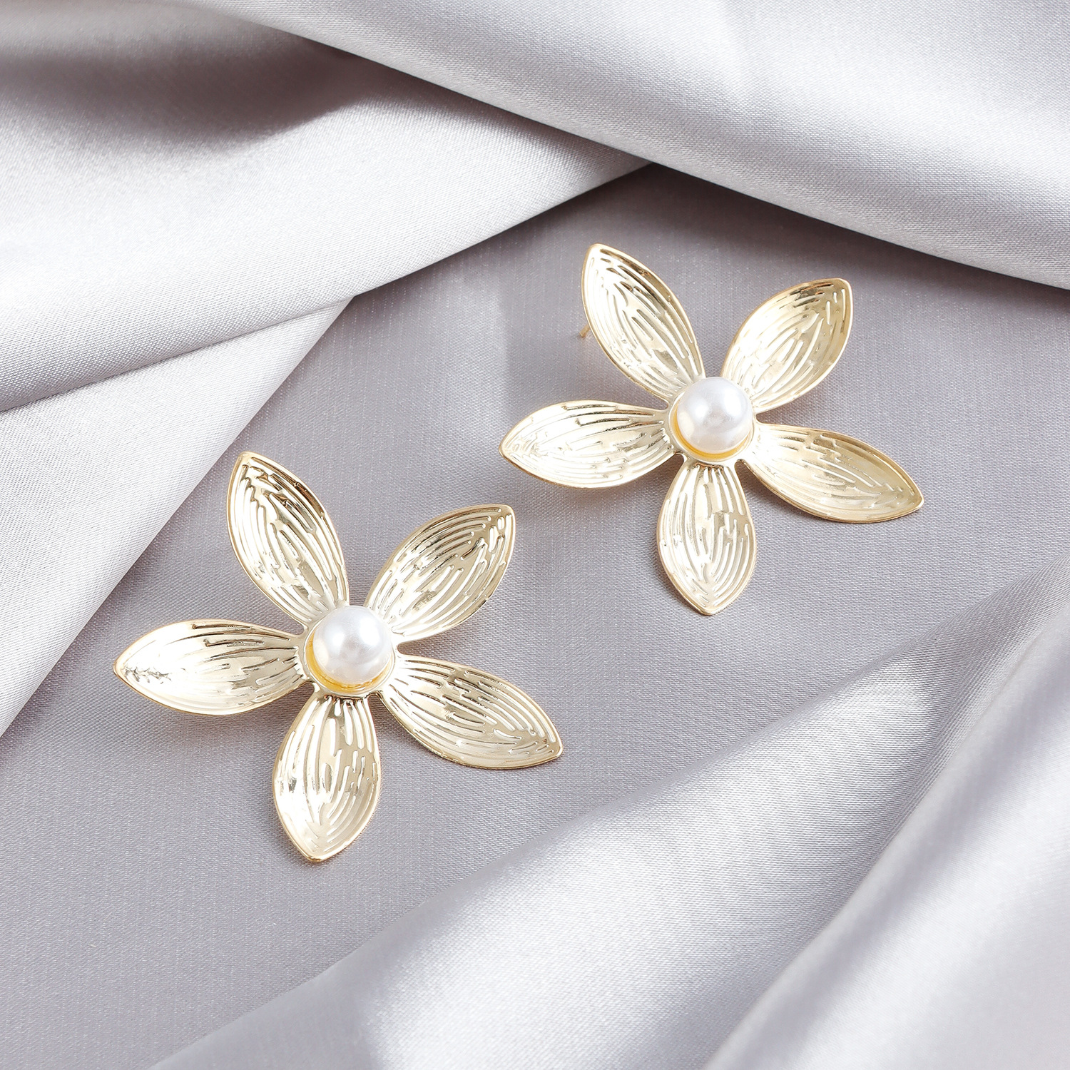 Elegant European Retro Metal Flower Earrings for Women Gold Plated Stainless Steel Stud Earring Jewelry Ladies Party Birthday Gift Office Vintage