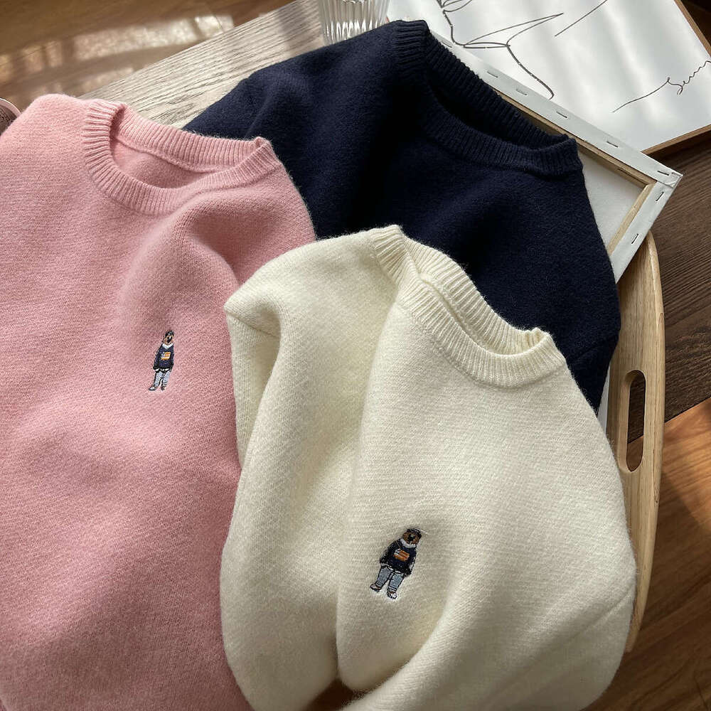 Stir fried thick and bulky large edition loose 2023 winter clothing new product round neck women's embroidered little bear bottom sweater