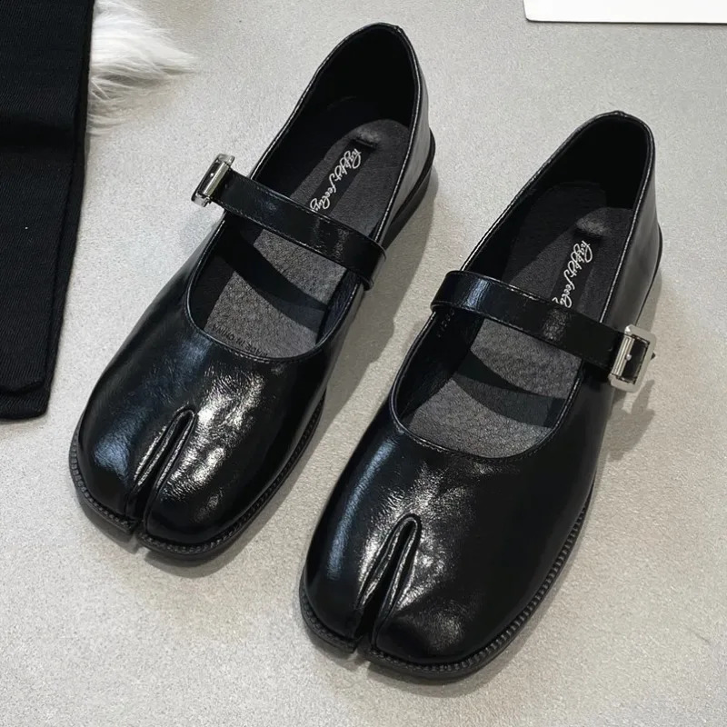 2025 NEW Novelty Split Toe Flat Shoes Woman Quality Leather Mary Janes Japanese Style Trotters Flats Ankle Bele Tabi Ninja Loafers Women 240906 hurenl