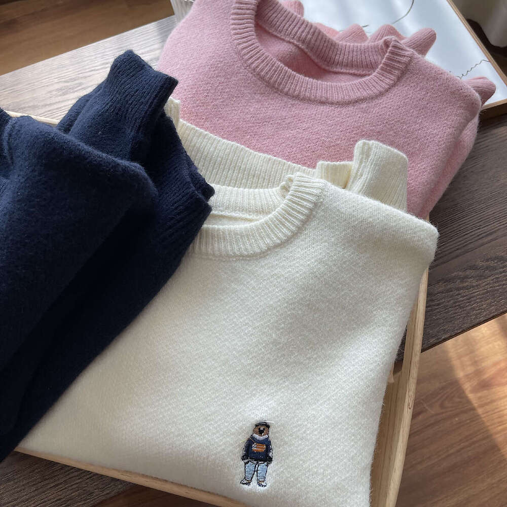 Stir fried thick and bulky large edition loose 2023 winter clothing new product round neck women's embroidered little bear bottom sweater