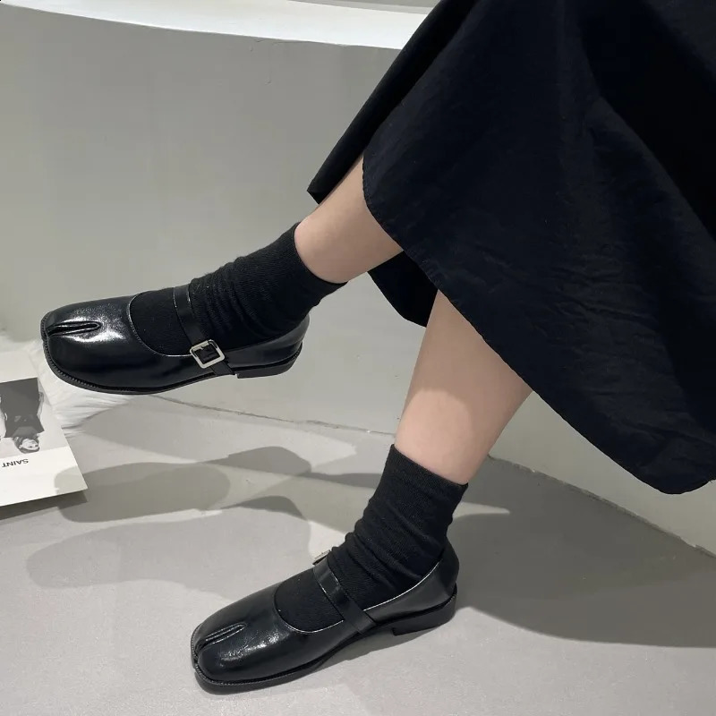 2025 NEW Novelty Split Toe Flat Shoes Woman Quality Leather Mary Janes Japanese Style Trotters Flats Ankle Bele Tabi Ninja Loafers Women 240906 hurenl