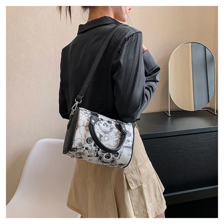 2025 Designer New Boston Women's 3 Niche Skull Print Personality Shoulder Fashion Tote Pillow Bag