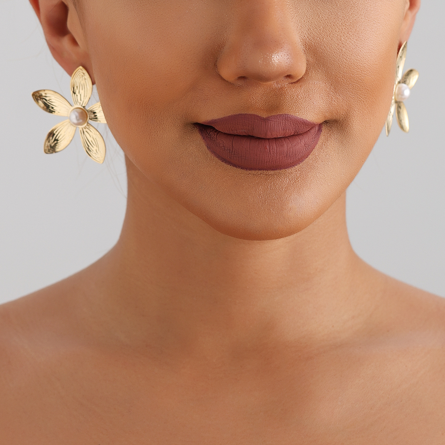 Elegant European Retro Metal Flower Earrings for Women Gold Plated Stainless Steel Stud Earring Jewelry Ladies Party Birthday Gift Office Vintage