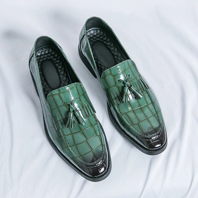 Classic Mens Casual Loafers Driving Moccasin Fashion Male Comfortable Slip-On Leather Men Green Tassel Dress Shoes 240904