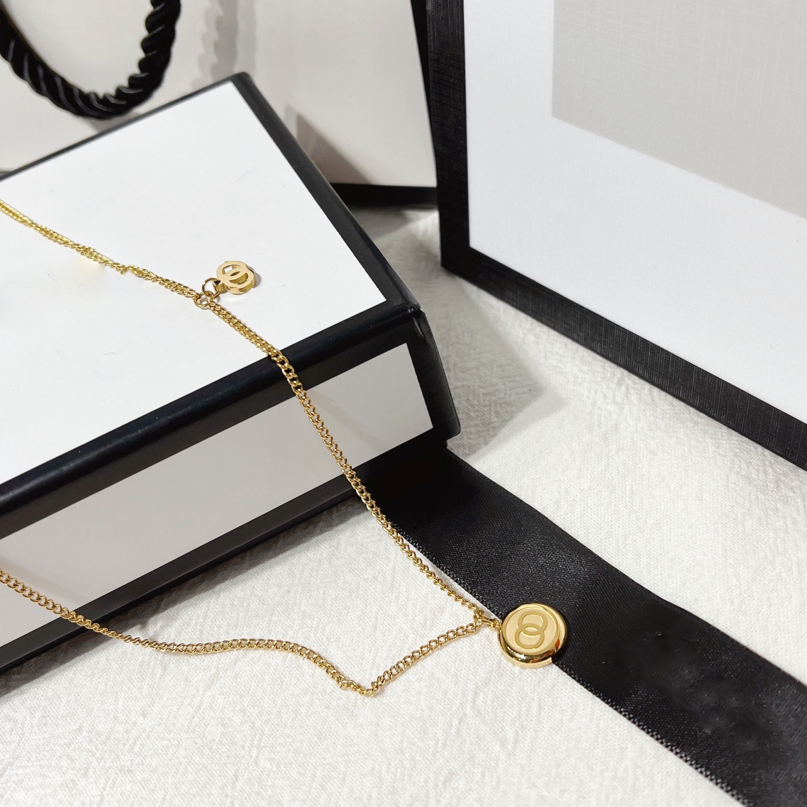 Classic Designer Heart Pendant Necklaces Gold Silver Luxury Style Charm Women Necklace Spring Girl Love Birthday Gift Round Necklace Stainless Steel Long Chain