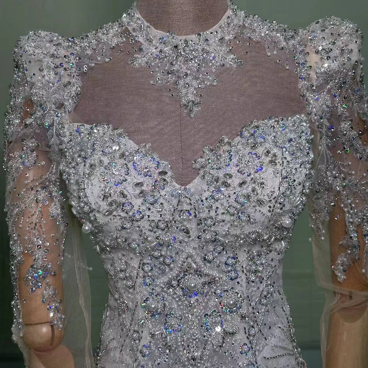 Elegant 2024 Mermaid Wedding Dress with Detachable Long Sleeves and Trail for Bride