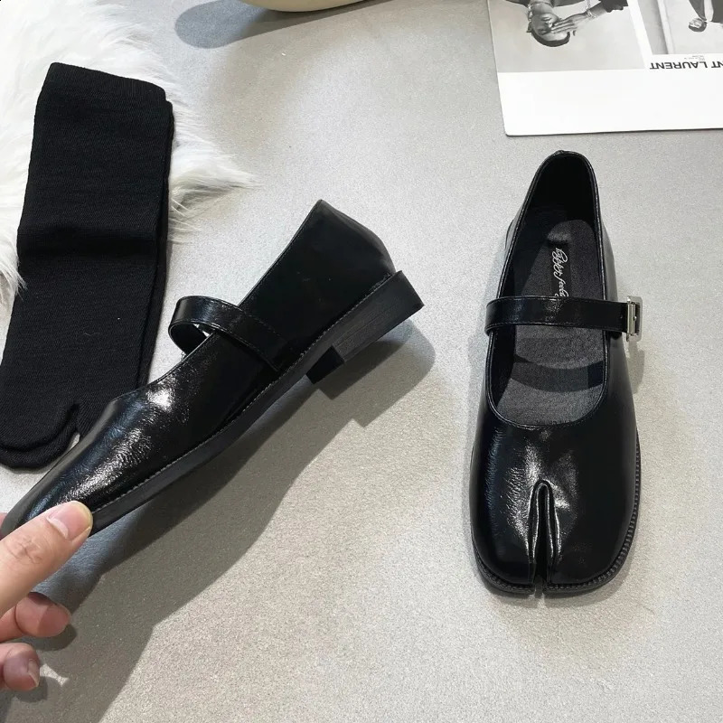 2025 NEW Novelty Split Toe Flat Shoes Woman Quality Leather Mary Janes Japanese Style Trotters Flats Ankle Bele Tabi Ninja Loafers Women 240906 hurenl