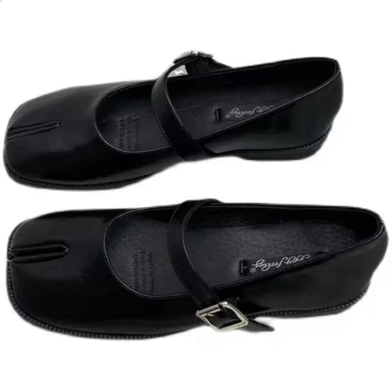 2025 NEW Novelty Split Toe Flat Shoes Woman Quality Leather Mary Janes Japanese Style Trotters Flats Ankle Bele Tabi Ninja Loafers Women 240906 hurenl