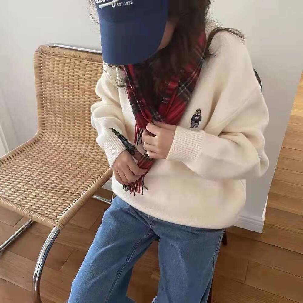 Stir fried thick and bulky large edition loose 2023 winter clothing new product round neck women's embroidered little bear bottom sweater