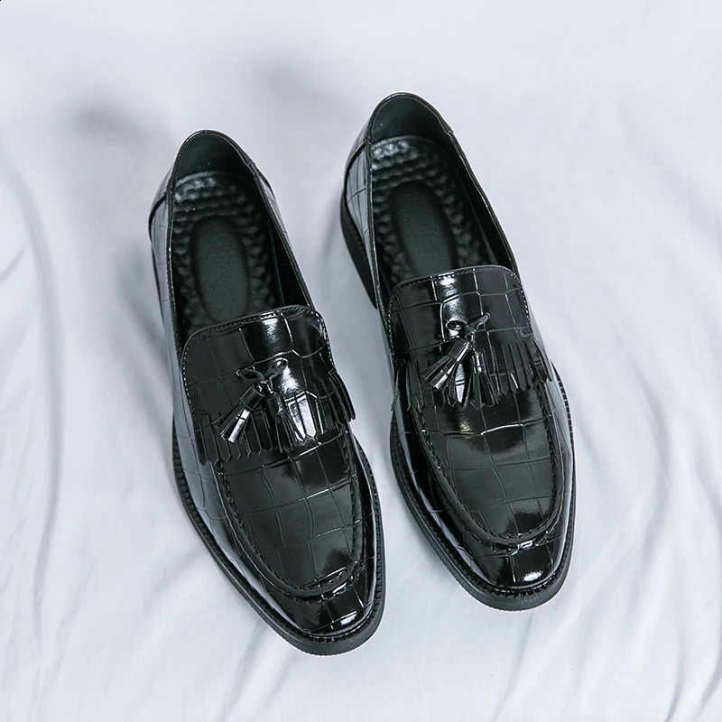 Classic Mens Casual Loafers Driving Moccasin Fashion Male Comfortable Slip-On Leather Men Green Tassel Dress Shoes 240904