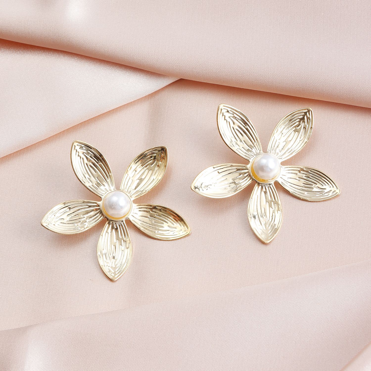 Elegant European Retro Metal Flower Earrings for Women Gold Plated Stainless Steel Stud Earring Jewelry Ladies Party Birthday Gift Office Vintage