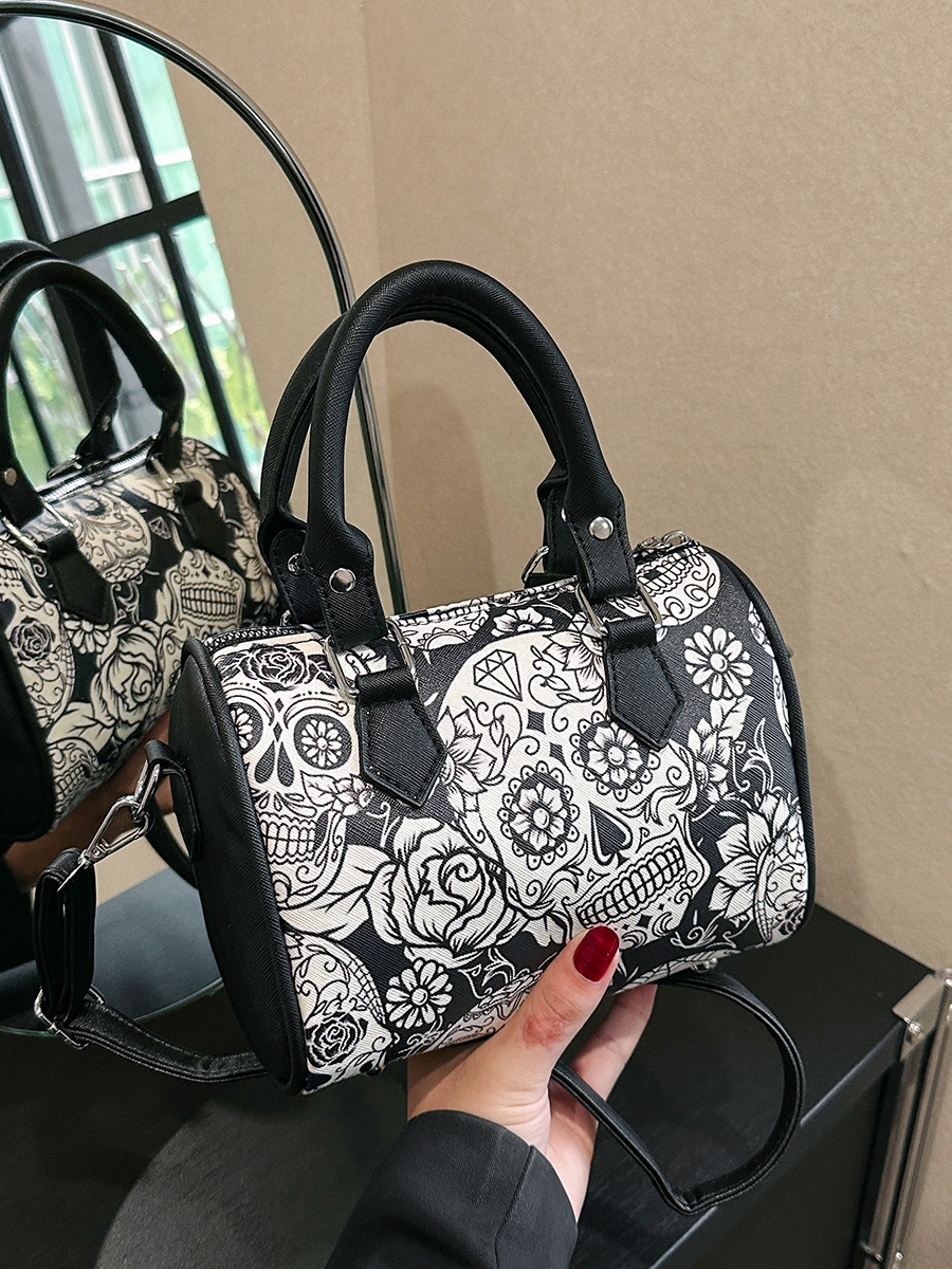 2025 Designer New Boston Women's 3 Niche Skull Print Personality Shoulder Fashion Tote Pillow Bag