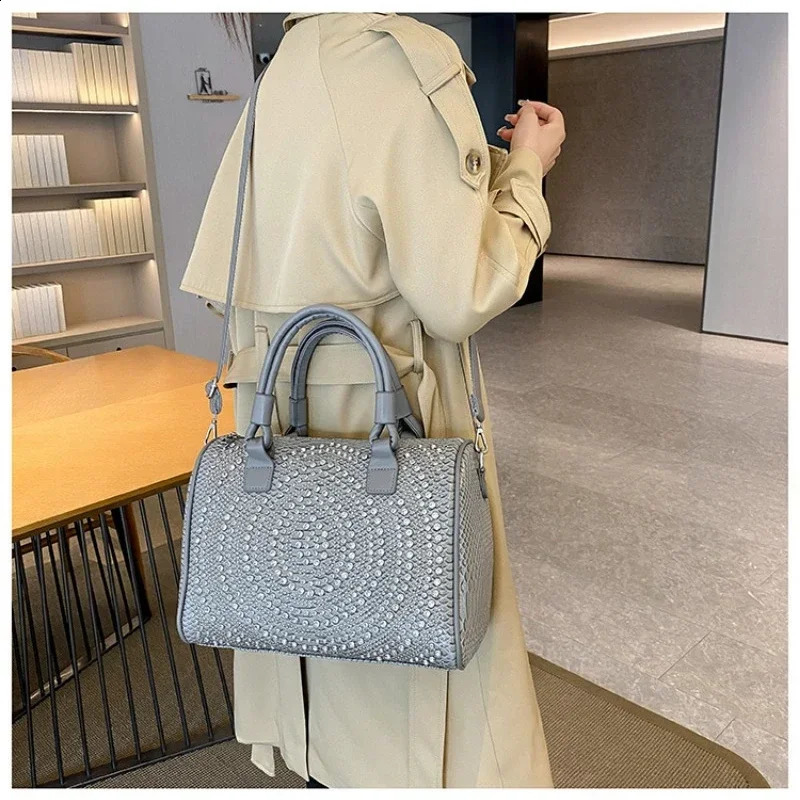 Womens Shoulder Bags Large Capacity High Quality Trend Western Style Shiny Casual Versatile Crossbody Bag 240910 4