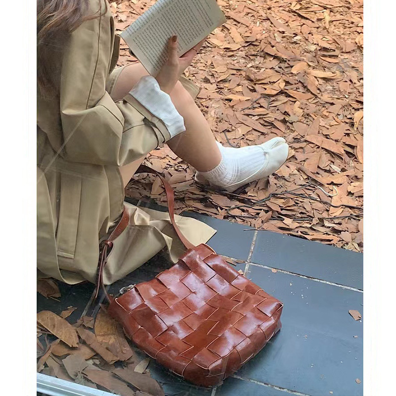 2025S Fashion Designer Small Niche Design Hand Woven Oil Wax Leather Shoulder Simple Commuting Crossbody Tote Bucket Bag For Women