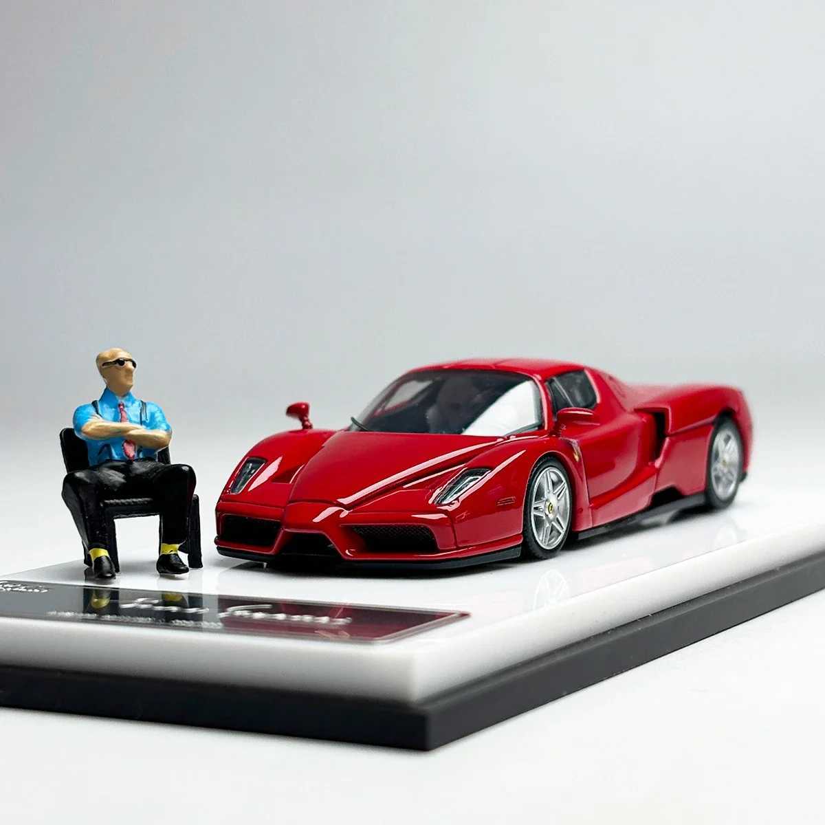 Diecast Model Cars Kingmodel 1 64 ENZO standard red/white die-casting model car T240910