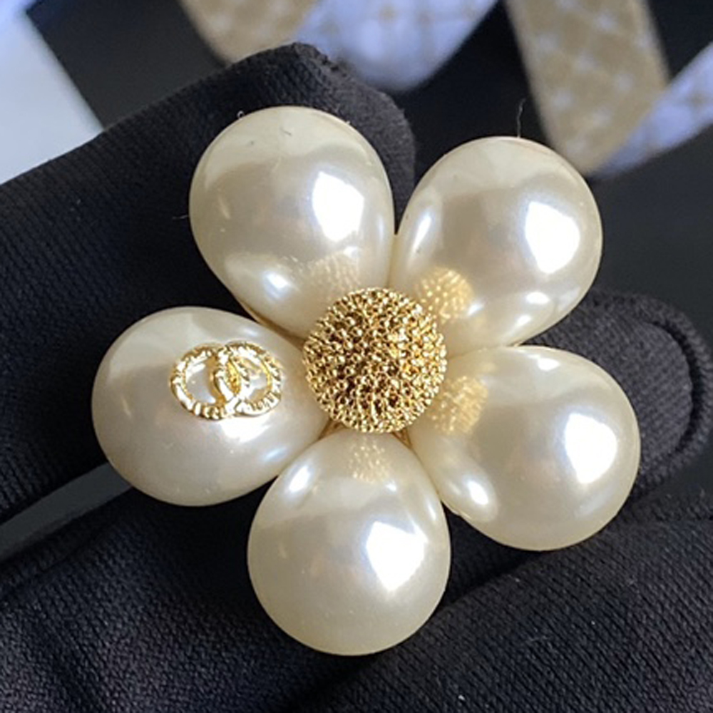 Flower Designer Brooches Pins 18K Gold Plated Silver Brooch Pin Wedding Jewelry Gift Collar Pins Versatile Dress Pins Fashion Broochs Womens Wedding Gifts