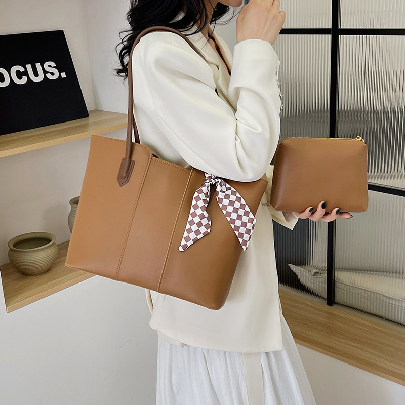 Large capacity portable tote women's 2024 new single shoulder bag, simple versatile for commuting, mother and child bag
