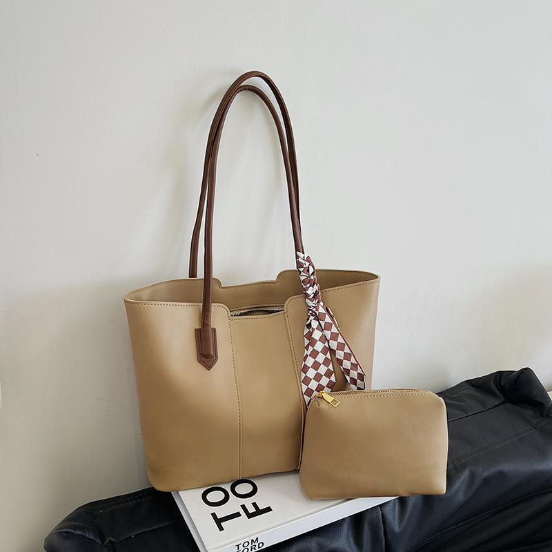 Large capacity portable tote women's 2024 new single shoulder bag, simple versatile for commuting, mother and child bag