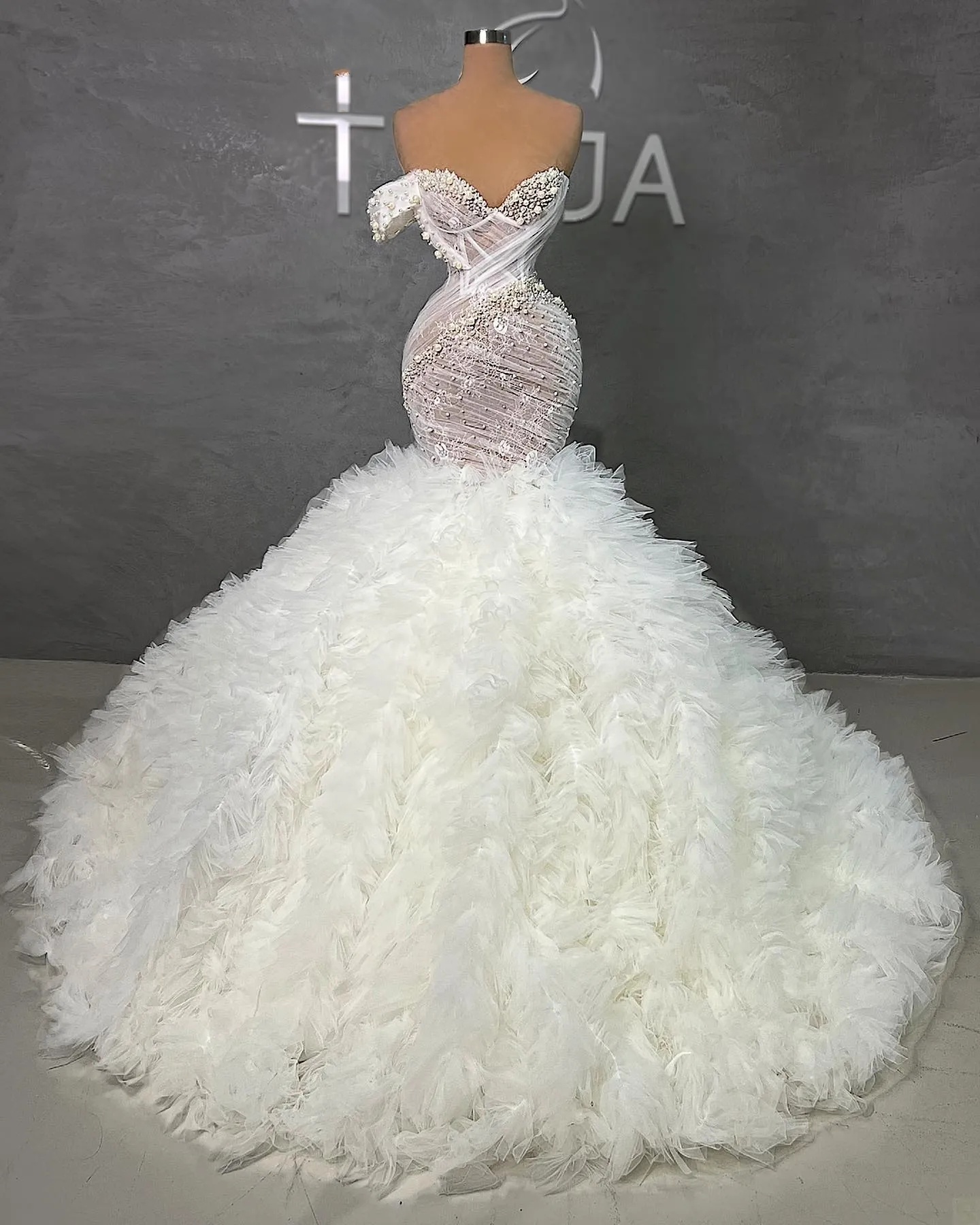 Gorgeous Mermaid Wedding Dresses For Women Sweetheart Sleeveless Bridal Gown Pearls Beaed Sweep Train Dress Custom Made