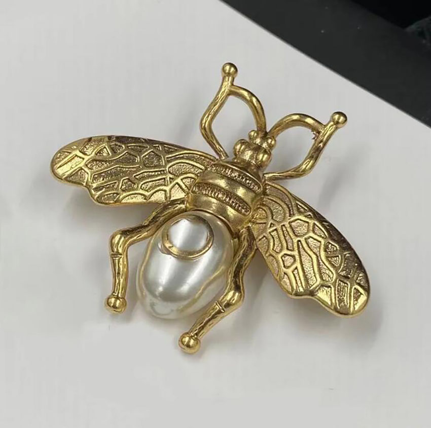 Luxury Designer Letter Brooches Fashion Pearl Bees Brooch Pin Men Women Suit Coat Jewelry