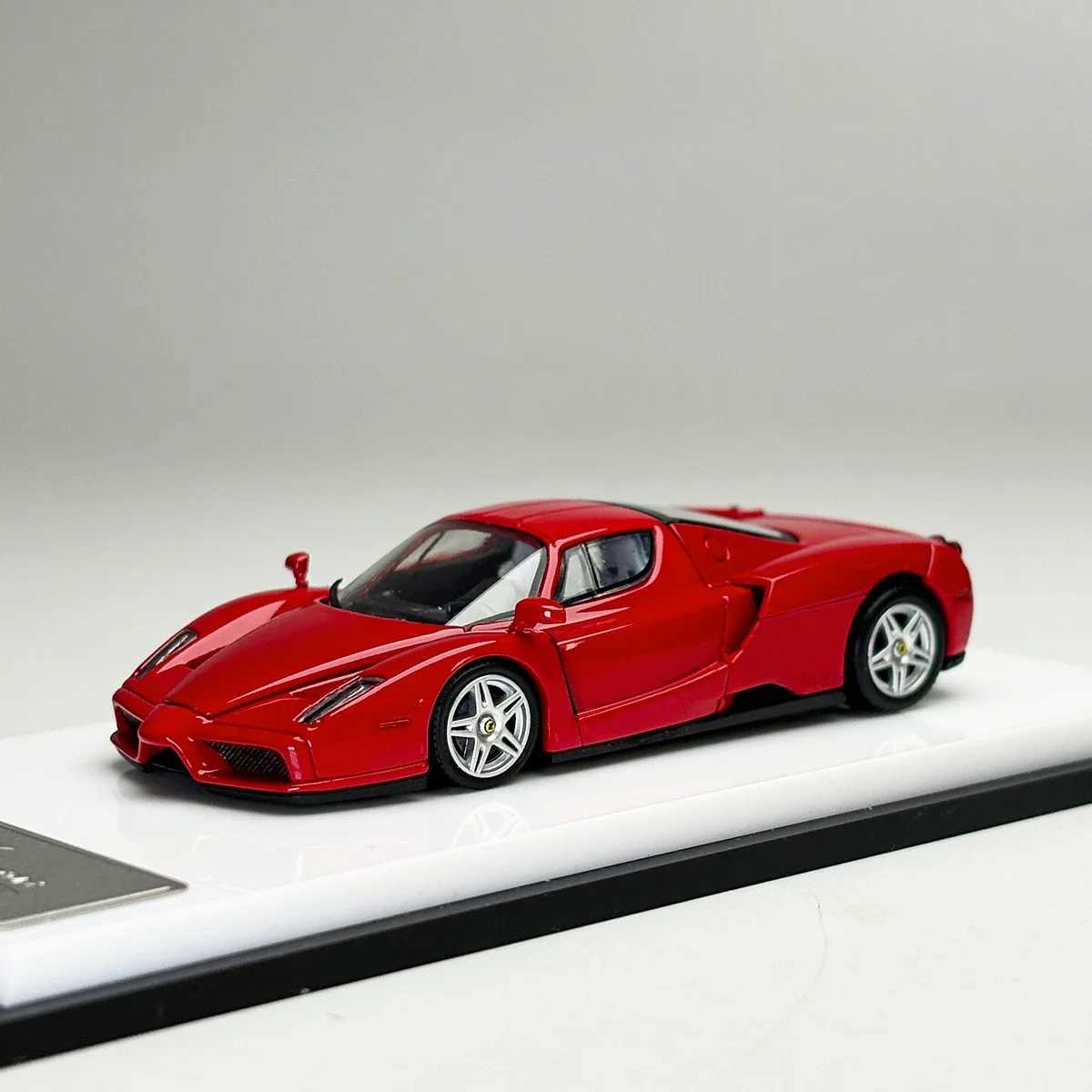 Diecast Model Cars Kingmodel 1 64 ENZO standard red/white die-casting model car T240910