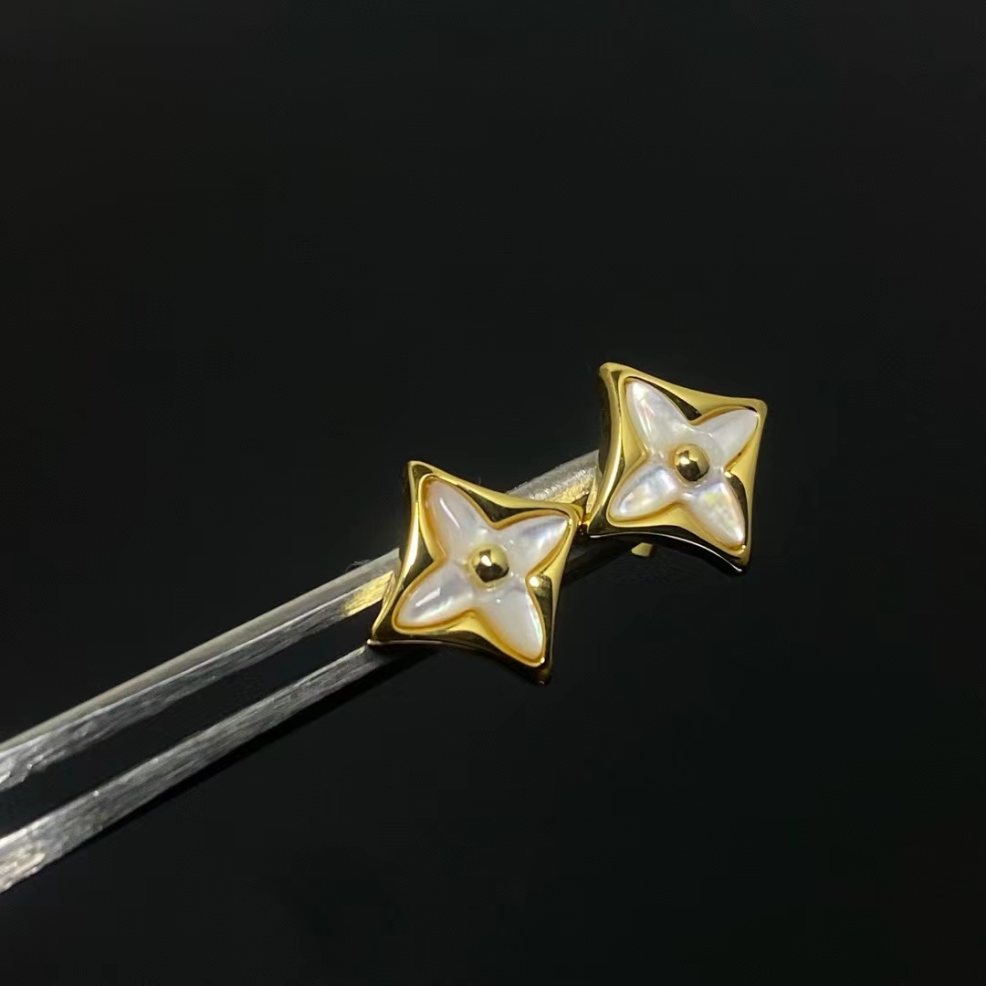 Elegant V Letter Brand Diamonds Earrings Studs Premium Gold Plate Ladies' Earrings Ideal For Weddings And Parties Luxury Jewelry Earrings Birthday Party