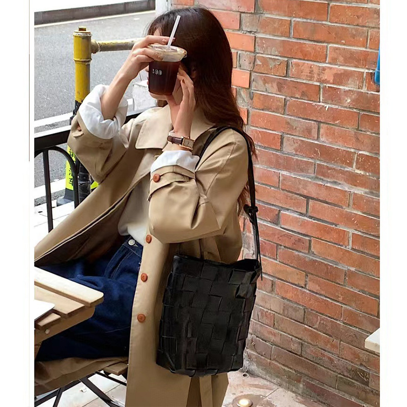 2025S Fashion Designer Small Niche Design Hand Woven Oil Wax Leather Shoulder Simple Commuting Crossbody Tote Bucket Bag For Women
