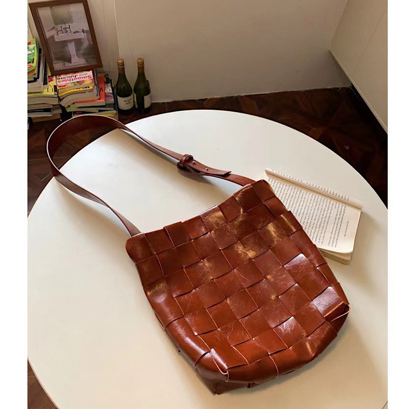 2025S Fashion Designer Small Niche Design Hand Woven Oil Wax Leather Shoulder Simple Commuting Crossbody Tote Bucket Bag For Women