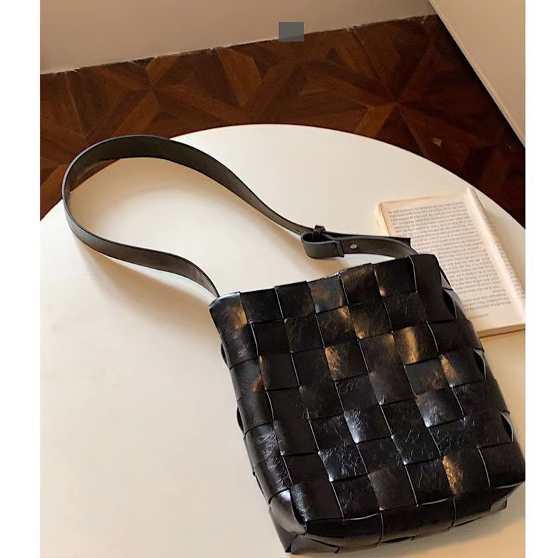 2025S Fashion Designer Small Niche Design Hand Woven Oil Wax Leather Shoulder Simple Commuting Crossbody Tote Bucket Bag For Women
