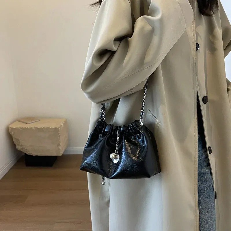 Free Shipping A Beginner Handbag Suitable For Women Niche Lightweight Cloud Chain Strap Fashionable Crossover And Versatile Shoulder Bag