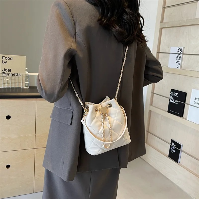 Women's crossbody bag 2024 new minimalist retro fashion bucket bag niche design crossbody bag