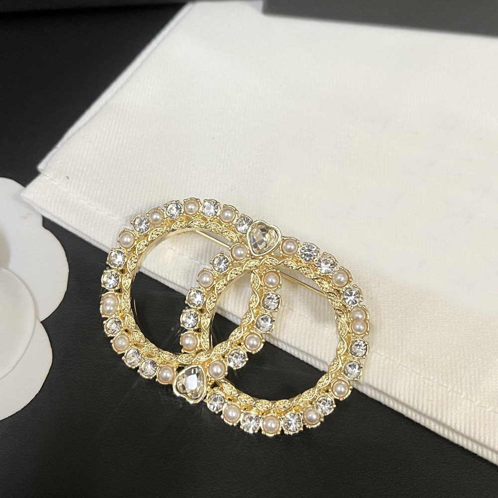 Stainless Steel Crystal Brooches Designer Pins Bee Brooch Letter Pearl Pin Jewelry Suit Pin Top Sell Womens Dress Marry Cloth Wedding Party Gifts