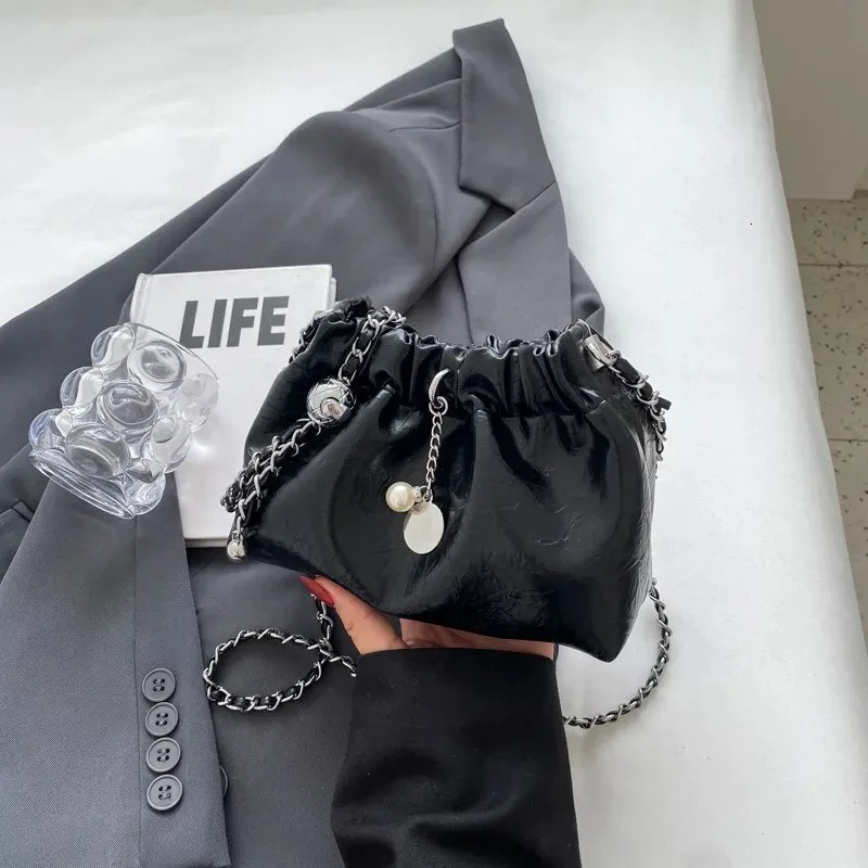 Free Shipping A Beginner Handbag Suitable For Women Niche Lightweight Cloud Chain Strap Fashionable Crossover And Versatile Shoulder Bag