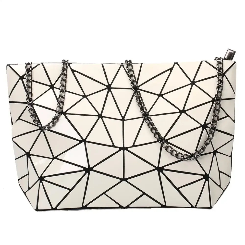 Womens chain shoulder bag one main fashionable geometric messenger ordinary folding cross body clutch night 240910
