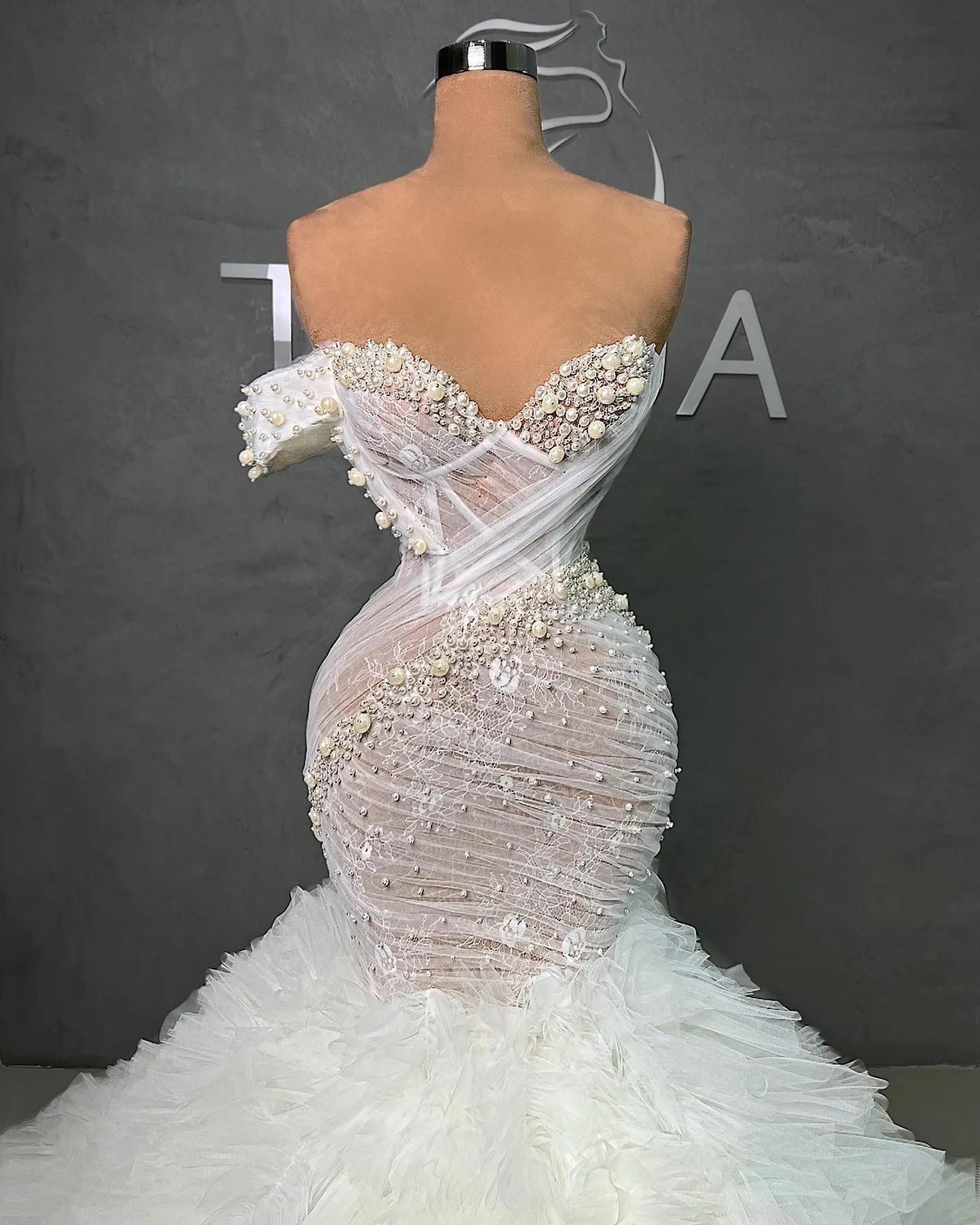Gorgeous Mermaid Wedding Dresses For Women Sweetheart Sleeveless Bridal Gown Pearls Beaed Sweep Train Dress Custom Made