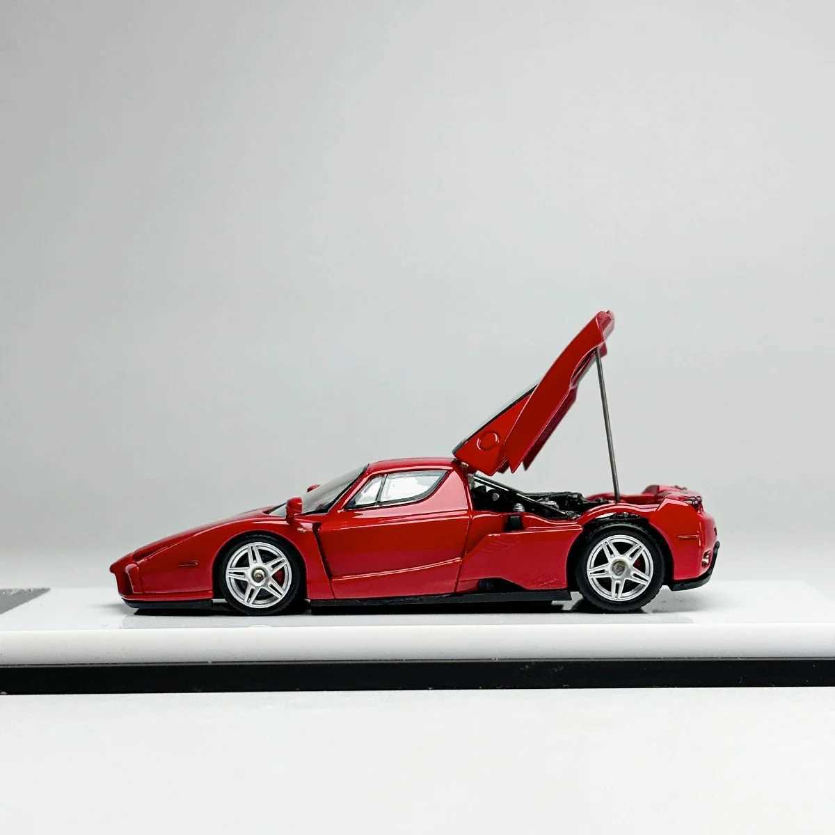 Diecast Model Cars Kingmodel 1 64 ENZO standard red/white die-casting model car T240910