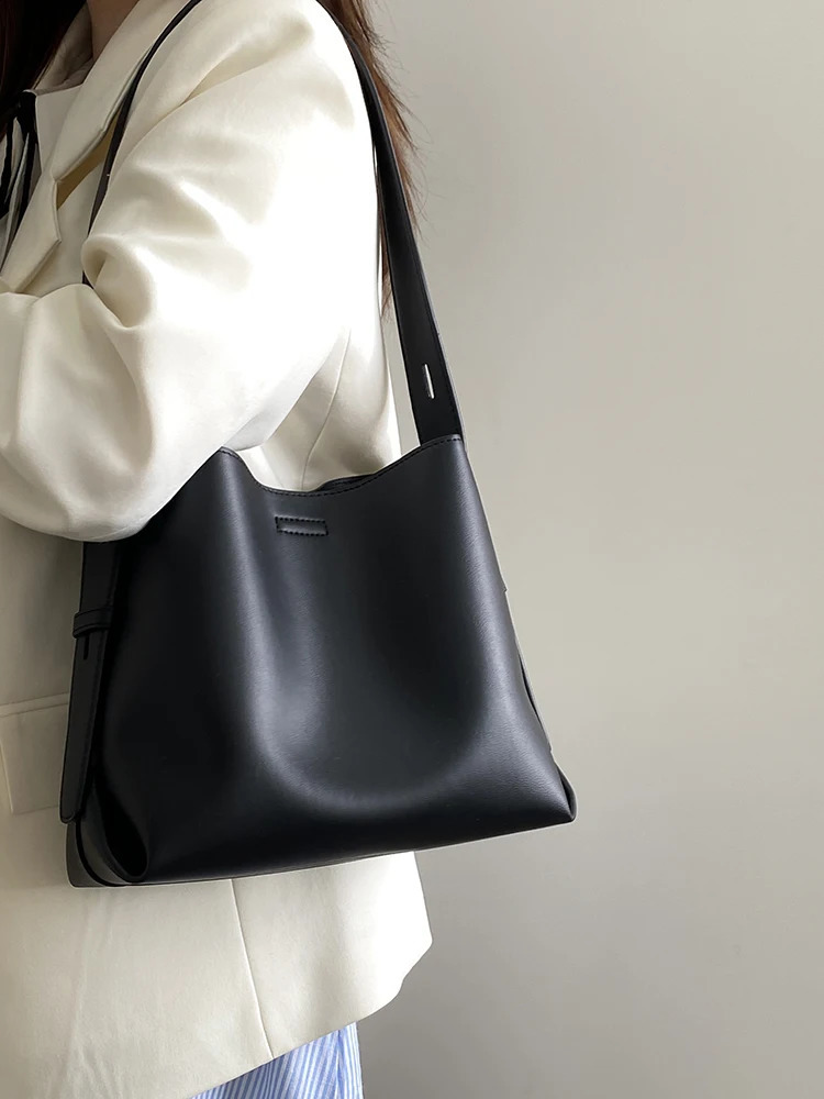 Black soft leather autumn womens shoulder bag fashionable large capacity commuting handbag