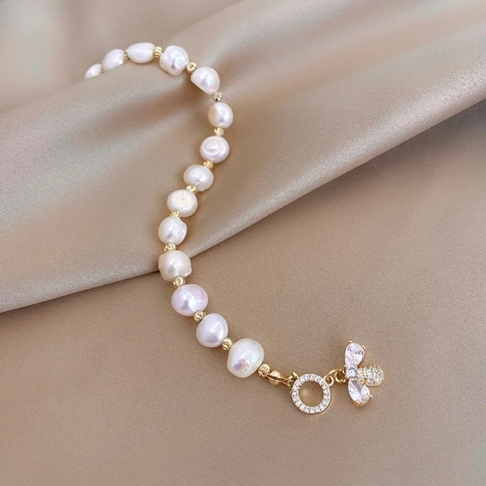 Elegant Baroque Pearl Necklace Bracelet Womens Zircon Bee Pendant Bracelet Fashion Girl Sweet Jewelry 240910