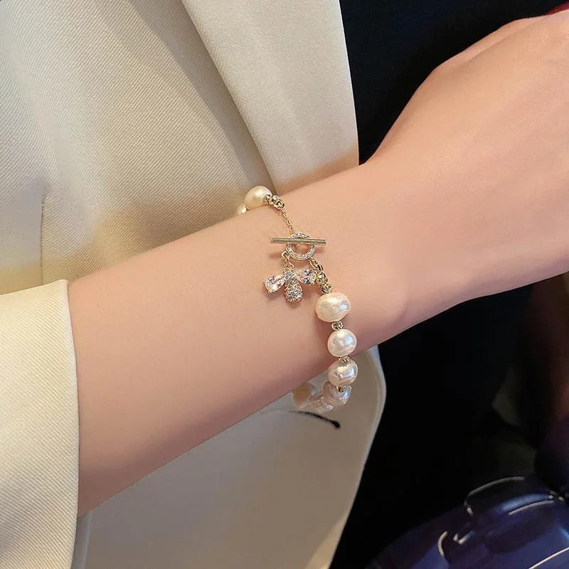 Elegant Baroque Pearl Necklace Bracelet Womens Zircon Bee Pendant Bracelet Fashion Girl Sweet Jewelry 240910