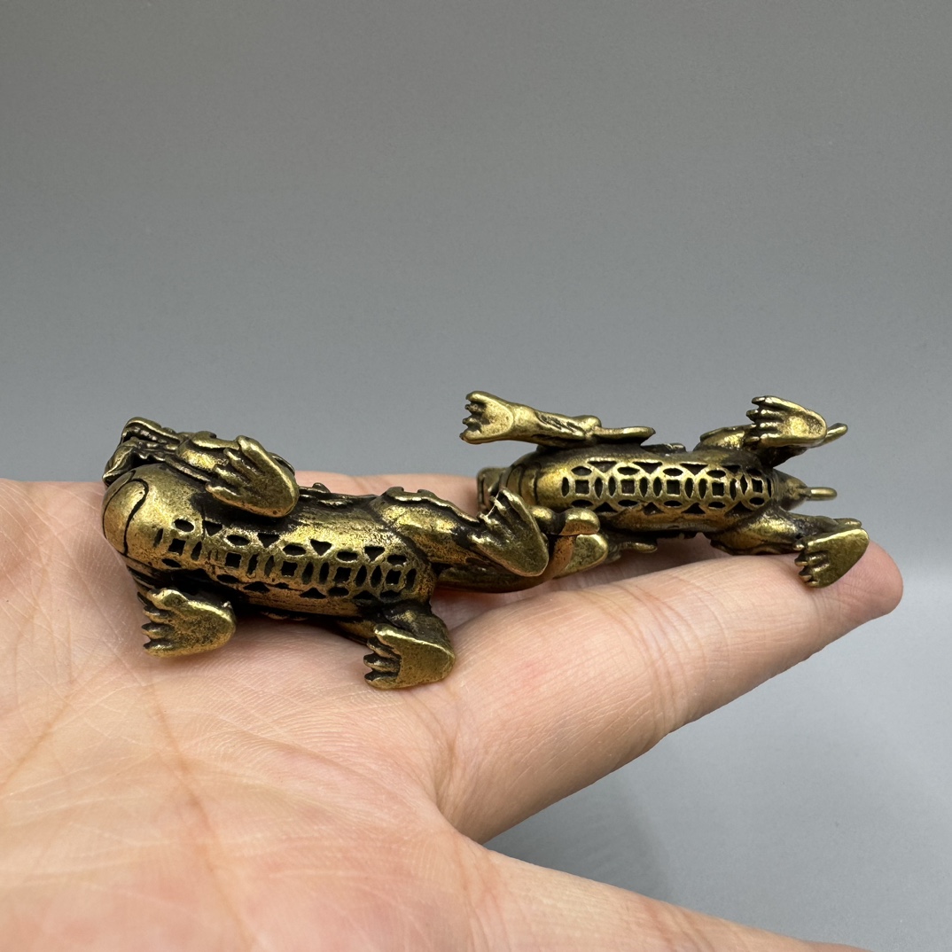 Elegant Pure Copper Lion Sculpture for Collectors Bronze-Finished Pair of Chinese Pixiu Sculptures Feng Shui Symbols for Office & Home