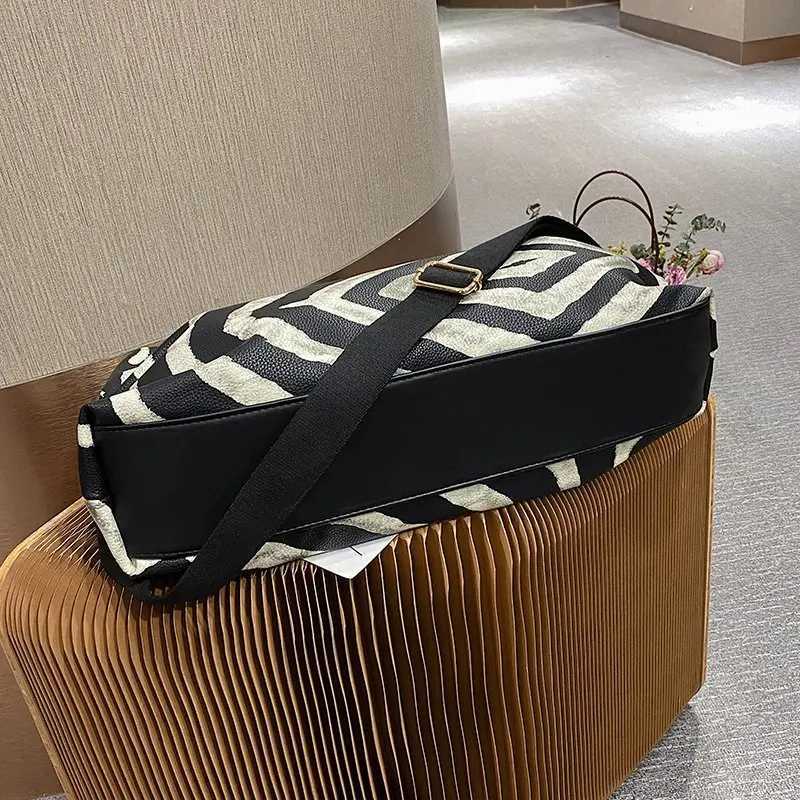 Women Fashion Zebra Pattern Tote Bag High Quality Pu Leather Shoulder Bag Big Travel Package Duffle Bag Winter New Female 240911