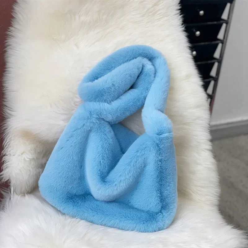CMM Woman Faux Fur Crossbody Bag Y2K Hottie Style Soft Plush Sling Shoulder Bag Large Capacity Furry Student Bag Bolsa Feminina 2024 240911
