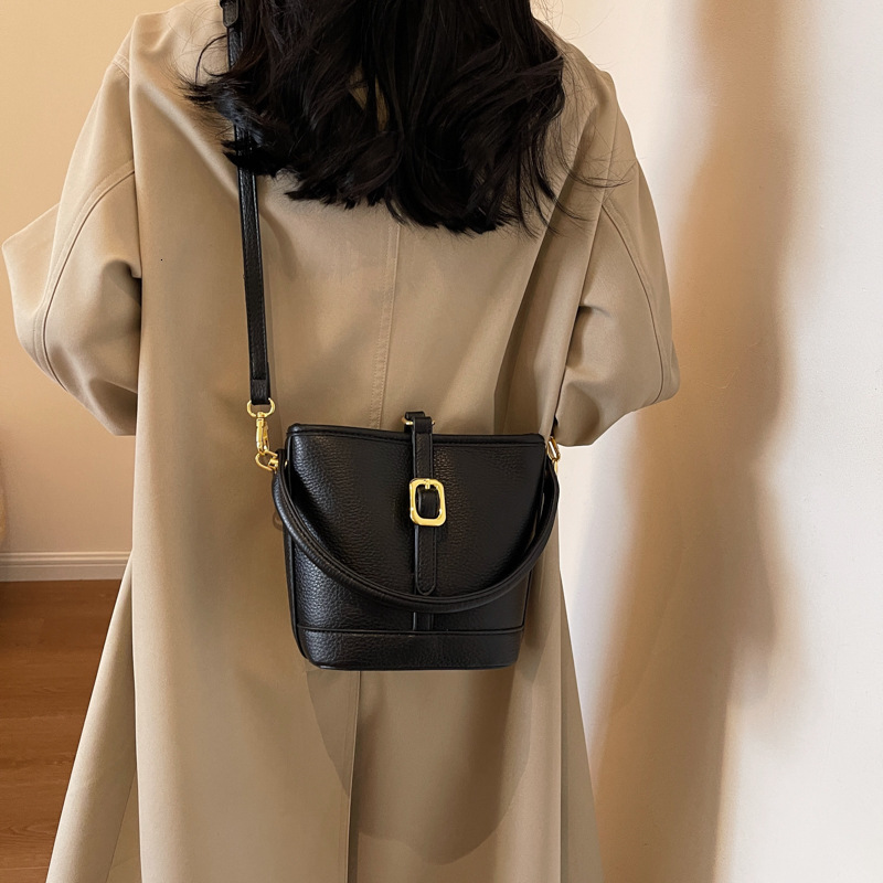 2025S Fashion Designer New Trendy Handbag Large Capacity Korean Edition Leisure Commuting Shoulder Versatile Crossbody Bucket Bag