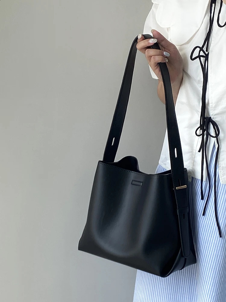 Black soft leather autumn womens shoulder bag fashionable large capacity commuting handbag