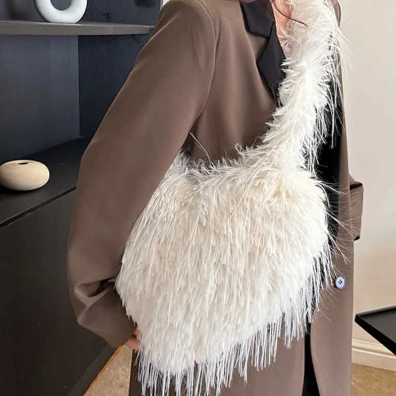 Winter Heart Shape Soft Fluffy Faux Fur Bag Long Plush Tassal Crossbody Bag for Ladies 2024 Luxury Warm Shopper Purses Tote 240911