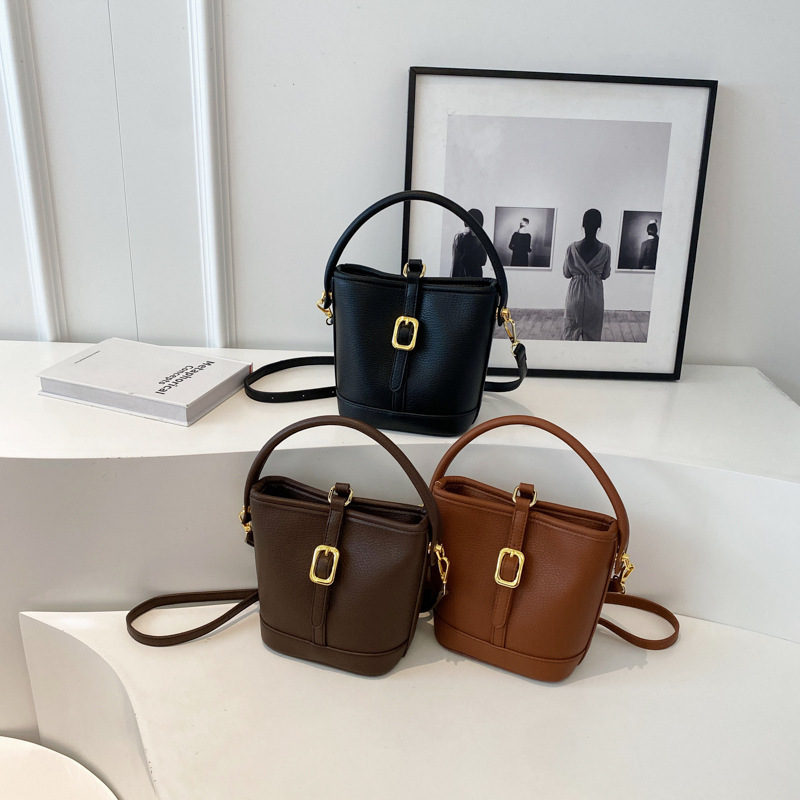 2025S Fashion Designer New Trendy Handbag Large Capacity Korean Edition Leisure Commuting Shoulder Versatile Crossbody Bucket Bag