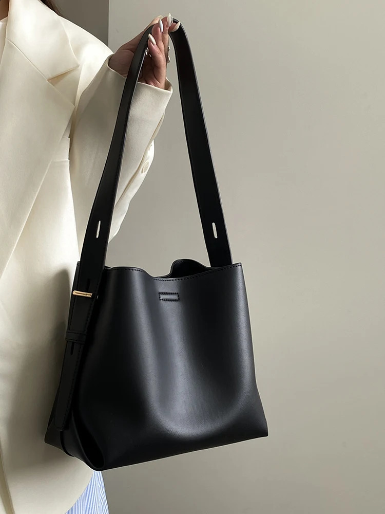 Black soft leather autumn womens shoulder bag fashionable large capacity commuting handbag