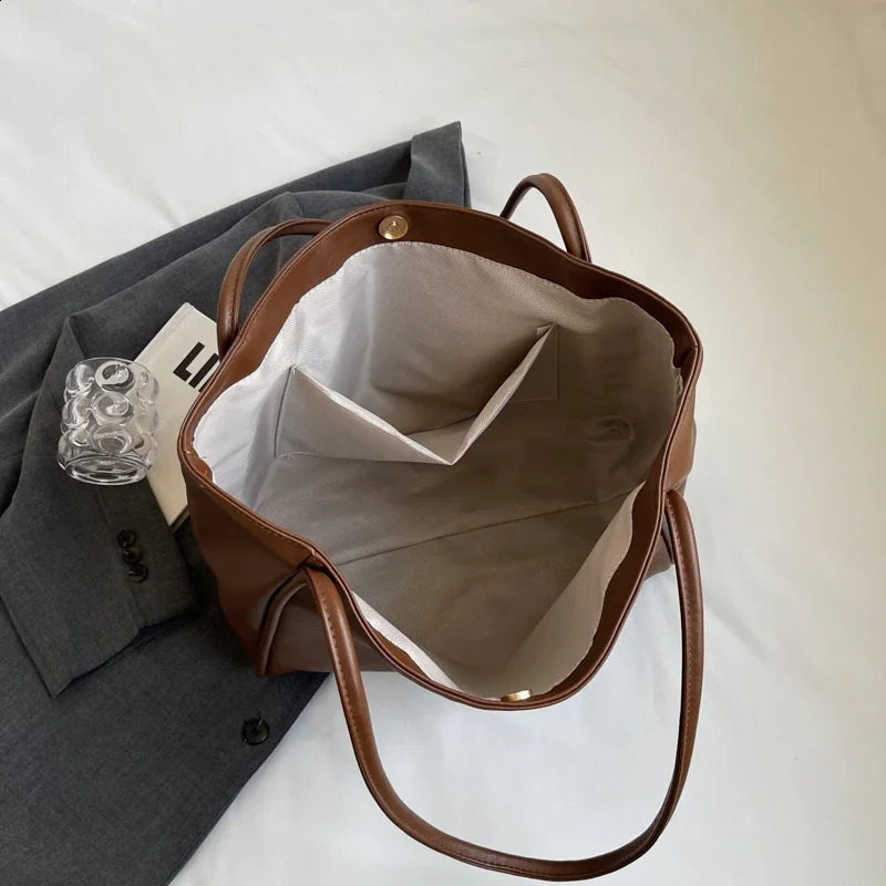 3 LEFTSIDE Fashion PU Leather Big Tote for Women 2024 Winter Y2K Tend Female Simple Shoulder Bag Handbags and Purses 240906 4