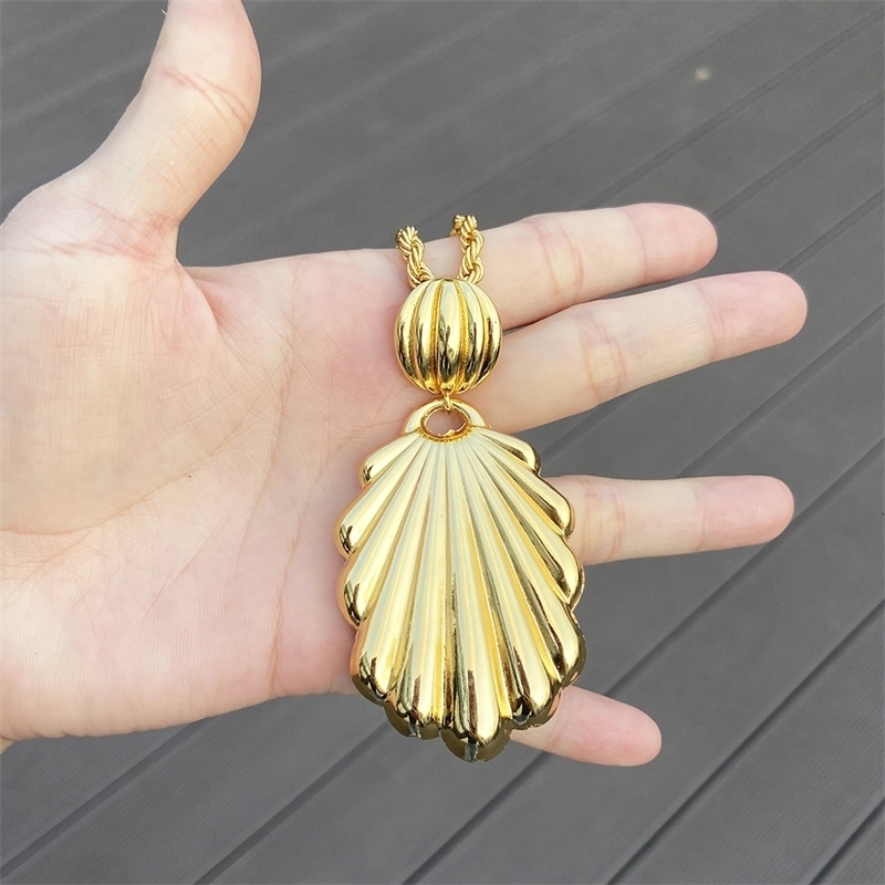 Gilded Africa map pendant with 60cm chain fashion style statement mermaid jewelry womens temperature chain 240910